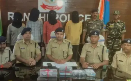 Ranchi Heist: कब्रिस्तान के पास टोटो यात्रियों को बंधक बनाकर लूटा, पुलिस ने खदेड़कर दबोचा शातिर दिलकश गद्दी, लोडेड कट्टा और चाकू बरामद