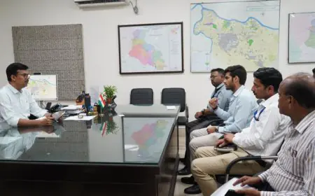 Jamshedpur Hearing : समाहरणालय में नागरिकों का महा-दरबार, उपायुक्त राजीव रंजन ने ऑन द स्पॉट निपटाए राशन-पेंशन और जमीन के पेचीदा मामले