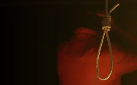 Jamshedpur Suicide : निर्मलनगर में प्लंबर विजय दास ने फंदे से लटककर दी जान, पत्नी बच्चों को ट्यूशन छोड़ने गई थी और पीछे हो गया महा-हादसा
