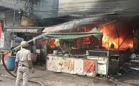 Dhanbad Fire : चौधरी स्वीट्स में लगी भीषण आग से मची भयंकर तबाही, शॉर्ट सर्किट या गैस रिसाव के सस्पेंस के बीच लाखों का सामान स्वाहा!