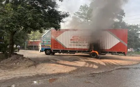 Adityapur Fire: पम्मी कांटा के पास हाईटेंशन तार से टकराया विशाल कंटेनर, भड़की भयावह आग!