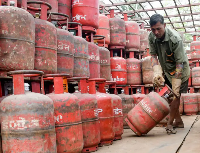 Commercial Cylinder Price Shock: कमर्शियल LPG सिलेंडर महंगा होने से होटल-रेस्टोरेंट महंगे होंगे, 14.2 वाला स्थिर