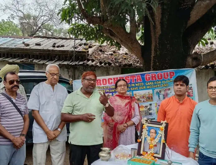 Lupundih Sabar Village Seva: प्रोचेस्टा समूह ने गरीबों में बांटे अनाज, उप मुखिया और समाजसेवी रहे मौजूद