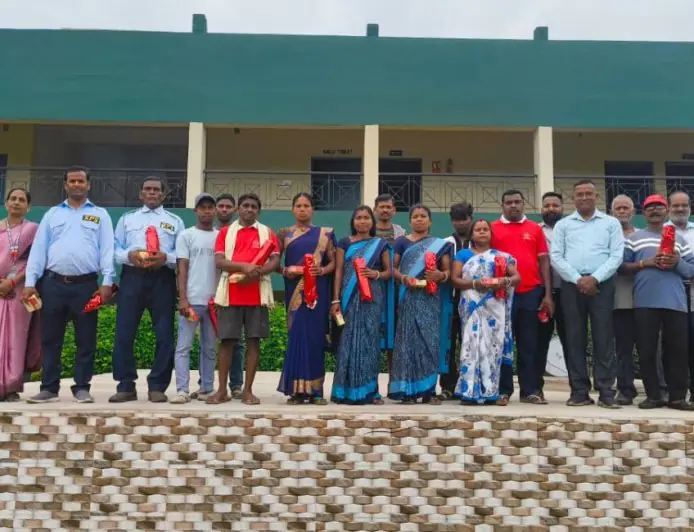 Xavier School Dorkasai Labour Day: सुरक्षा गार्ड के भाषण ने मोहा मन, कर्मचारियों को उपहार देकर किया सम्मानित