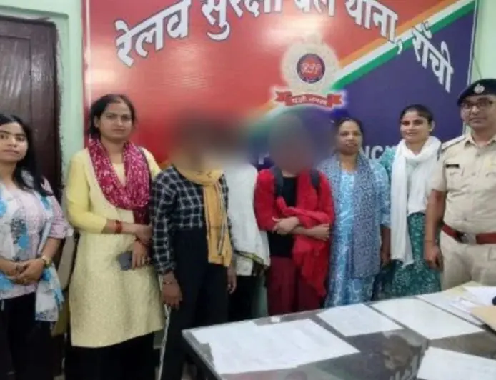 Ranchi RPF Rescue: प्लेटफॉर्म संदिग्ध हालत में बैठी मिलीं तीन नाबालिग, नन्हे फरिश्ते टीम ने बचाया