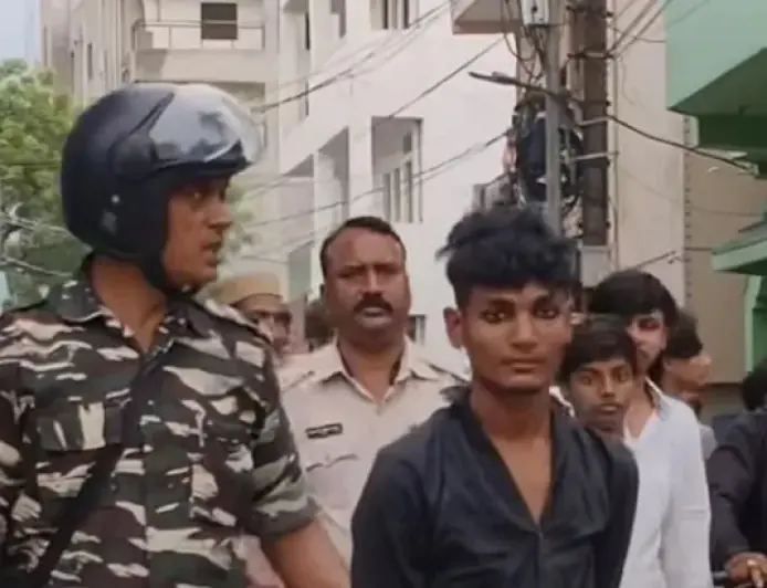 Azadnagar Car Theft: कबीर मेमोरियल स्कूल के पास गाड़ी चोरी करते युवक को लोगों ने दबोचा, पुलिस के हवाले किया