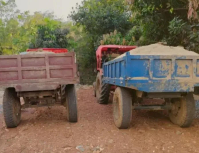 Chandil Sand Mining: सपादा गांव में अवैध बालू लदे दो ट्रैक्टर जब्त, 200 CFT बालू बरामद