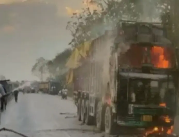 Hazaribagh Truck Fire: NH-19 पर चलती ट्रक में अचानक लगी आग, केबिन पूरी तरह जला, चालक ने कूदकर बचाई जान