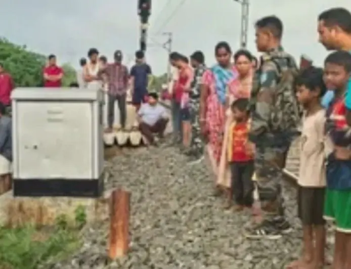 Dumka Train Accident: मोबाइल में व्यस्त था 10वीं का छात्र, ट्रेन की चपेट में आया, हॉर्न के बावजूद नहीं हटा