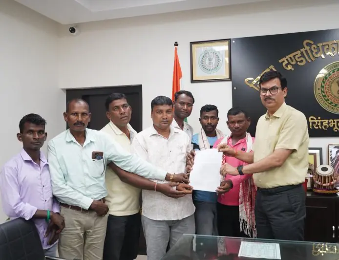 Jamshedpur DC Grievance Day: उपायुक्त राजीव रंजन ने जनसमस्याएं सुनीं, बोले- प्रत्येक आवेदन का होगा समयबद्ध निष्पादन