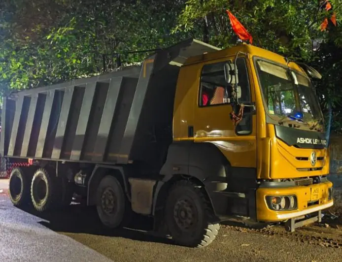 Chaibasa Raid : चाईबासा में अवैध बालू और गिट्टी लदे वाहनों पर गिरी गाज, प्रशासन की दबिश से माफियाओं में हड़कंप