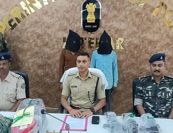 Latehar Naxal Arrest: मनिका जंगल से एके-47-एसएलआर समेत दो नक्सली गिरफ्तार, 318 कारतूस बरामद