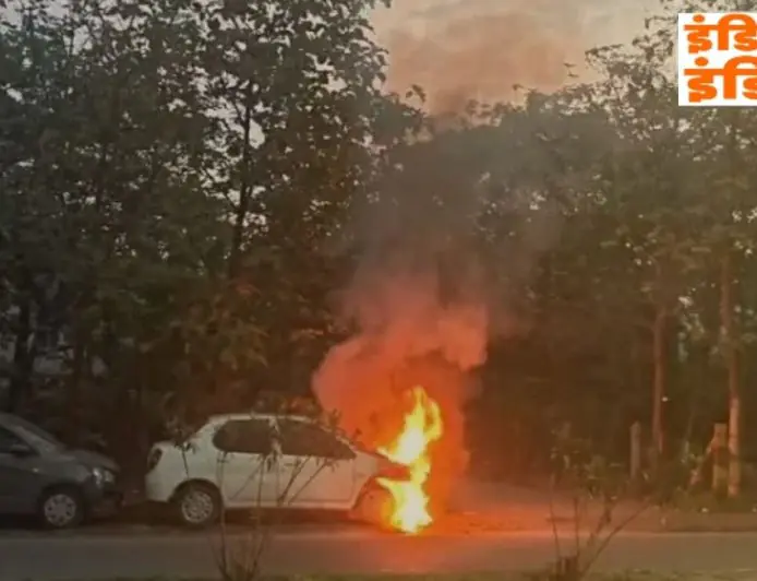 Golmuri Car Fire: साईं मोटर्स परिसर में सेल्स परचेजर कार में अचानक लगी आग, दमकल ने काबू पाया