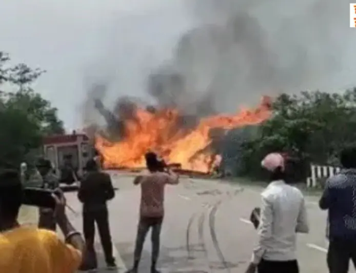 Bokaro Tanker Fire: गवाई पुल पर इथेनॉल टैंकर पलटा, भीषण आग, ब्लास्ट टलने से राहत