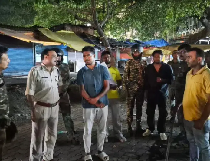 Hazaribagh Police Drive: अड्डेबाजी पर शिकंजा, रातभर छापेमारी में 51 मनचले युवक हिरासत में