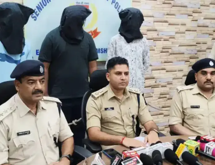 Kadma Chain Snatching: स्कूटी सवार महिला से चेन छीनने वाले तीन आरोपी गिरफ्तार, ज्वेलर भी धराया