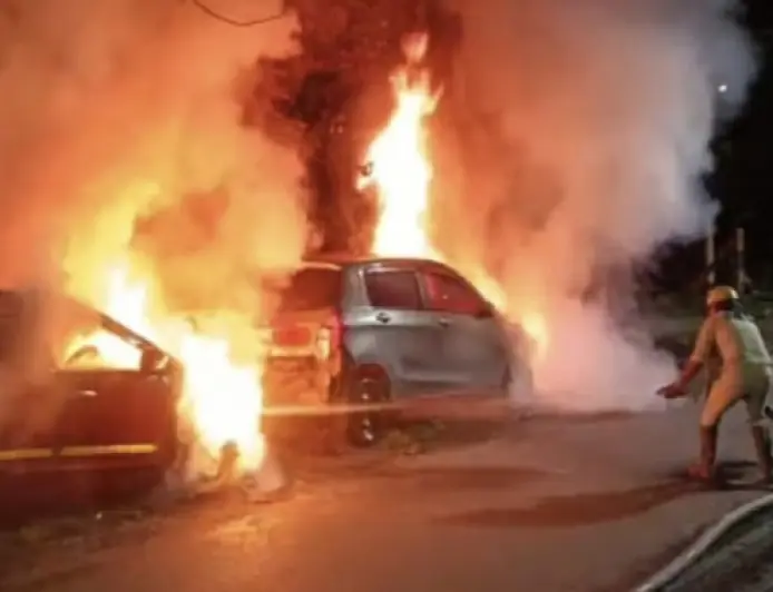 Golmuri Car Fire: अवैध सेकेंड हैंड शोरूम में लगातार दूसरे दिन आग, 2 कारें जलकर खाक, शरारत की आशंका
