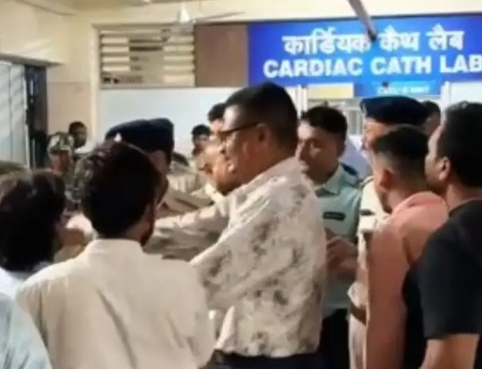 Jamshedpur Medical: ऑपरेशन के बाद बुजुर्ग की मौत पर कोहराम, पैसे लेने और लापरवाही का गंभीर आरोप