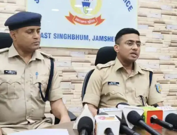 Jamshedpur Action:  सिदगोड़ा में आधी रात पुलिस की दबिश, खंडहर में मिला गाड़ियों का 'बूचड़खाना', 4 गिरफ्तार