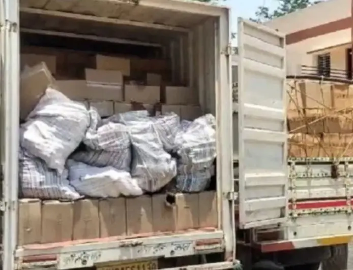 Ranchi Fake Liquor Bust: तीन थाना क्षेत्रों में छापेमारी, 1000 पेटी नकली शराब जब्त, एक तस्कर गिरफ्तार