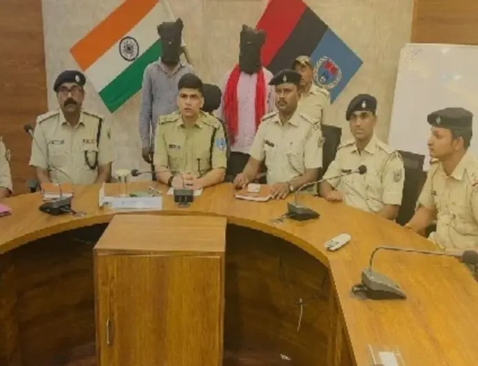 Ramgarh Fake Liquor Factory: बंद घर में चल रहा था नकली शराब का कारखाना, 20 हजार फर्जी लेबल-स्टीकर बरामद