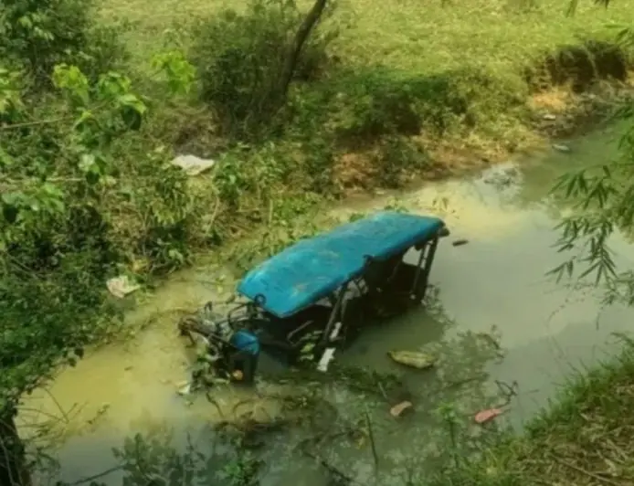 Ichak E-Rickshaw Accident: बरवां नदी में गिरा ई-रिक्शा, 8 यात्री घायल, दो की हालत गंभीर