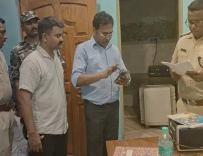 Haldipokhar Mystery: बिना ताला तोड़े बैंक से 8.50 लाख गायब, पुलिस भी दंग, अंदरूनी मिलीभगत की आहट से मचा हड़कंप
