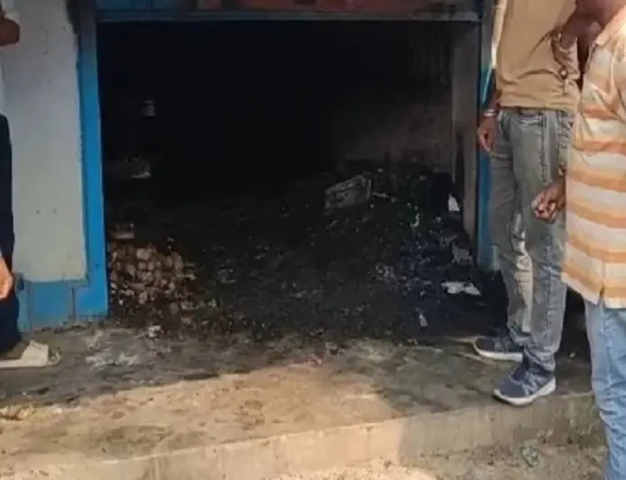 Giridih Store Fire: शॉर्ट सर्किट से जनरल स्टोर में लगी आग, 5 लाख का सामान जला, दुकान मालिक और बेटा झुलसे