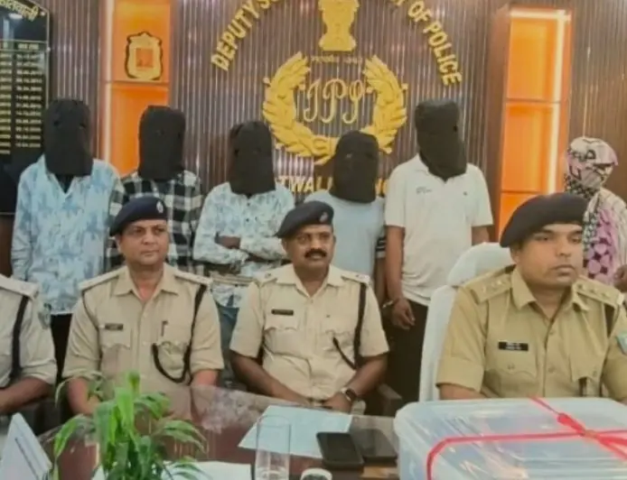 Ranchi Raid: रांची में नशे के बड़े सिंडिकेट का भंडाफोड़, कब्रिस्तान के पास चल रहा था खेल, महिला के घर से मिले लाखों रुपए