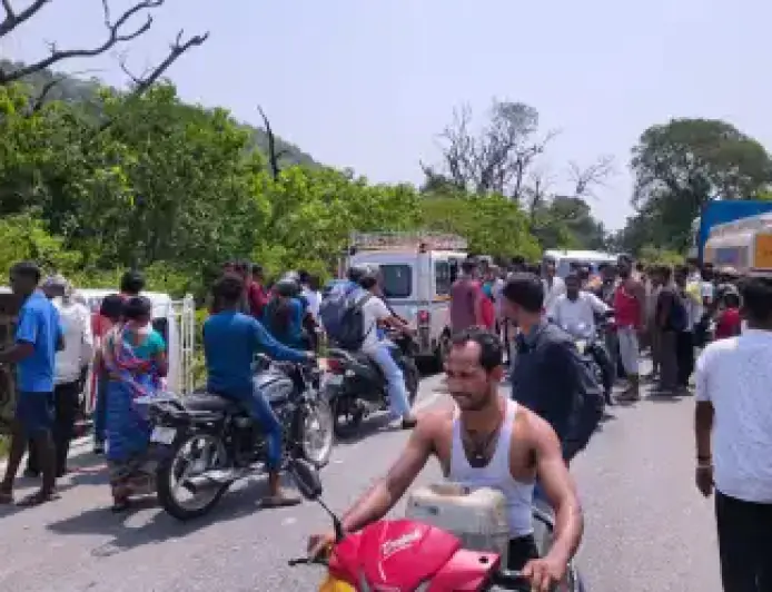 Patamda Tanker Crash: तेज रफ्तार टैंकर ने मैजिक वैन को मारी टक्कर, वैन पलटी, 10 से अधिक यात्री घायल