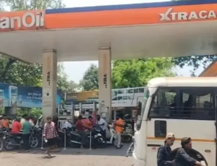 Jamshedpur Fuel Crisis: कोल्हान के 60 पेट्रोल पंप बंद, बाइक वालों को सिर्फ 200 रुपये का पेट्रोल, लोग परेशान