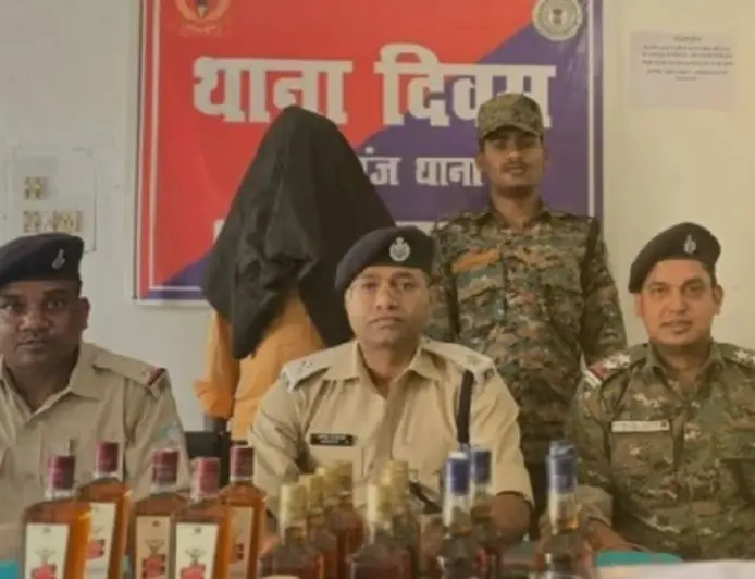 Chatra Action: चतरा में हंटरगंज पुलिस का बड़ा धमाका, बिहार जा रही अवैध खेप के साथ तस्कर दबोचा, जब्त हुई विदेशी शराब