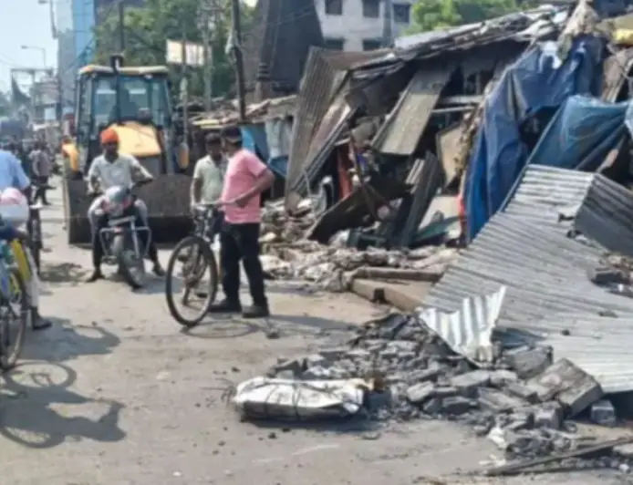 Gamharia Encroachment Drive: टाटा-कांड्रा मुख्य सड़क पर बुलडोजर चला, दुकानदारों में हड़कंप