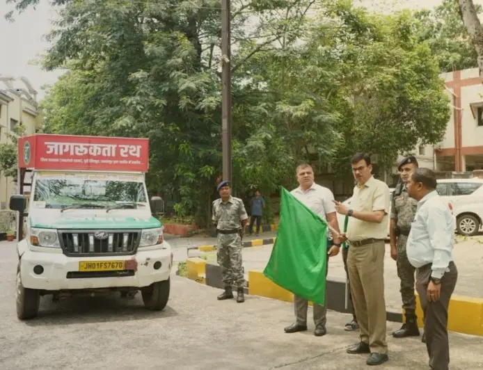 Jamshedpur Awareness Rally: लू, वज्रपात और जनगणना को लेकर DC राजीव रंजन ने रथ को दिखाई हरी झंडी
