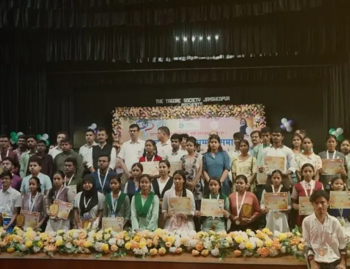 Jamshedpur Toppers: रविंद्र भवन में गूंजी तालियां, उपायुक्त ने JAC, CBSE और ICSE के टॉपर्स को किया सम्मानित