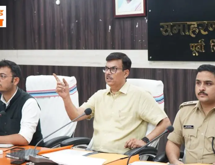 Jamshedpur Action: डीसी की बैठक के बाद स्कूल वाहनों पर गिरेगी गाज, पुराने वैन-ऑटो होंगे बाहर, छुट्टियों के बाद शुरू होगी धरपकड़