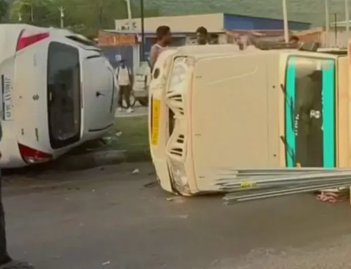 Jamshedpur Crash : चांडिल हाईवे पर ओवरटेक के चक्कर में पलटीं पिकअप और स्विफ्ट कार, मची चीख-पुकार