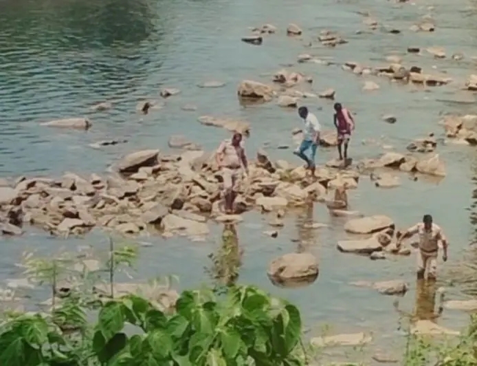 Bagbera Shock: बड़ौदा घाट पर खरकई नदी में तैरता मिला नवजात का क्षत-विक्षत शव, दो जिलों की पुलिस में सीमा विवाद, लोकलाज का खूनी सस्पेंस
