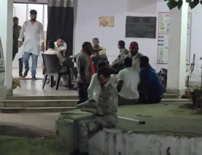 Jamshedpur Raid : कदमा के जुआ अड्डे में पुलिस ने दी दबिश, 6+2 लड़के-लड़कियां गिरफ्तार