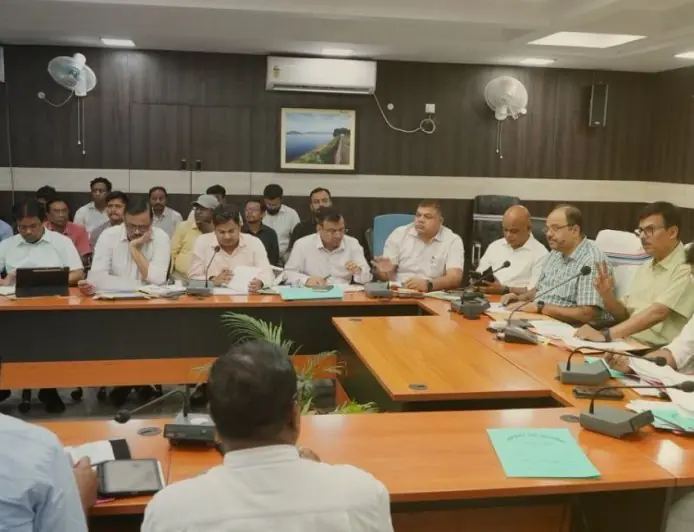 Jamshedpur DC : DC ने राजस्व वसूली को लेकर बिठाया अफसरों को कठघरे में, अतिक्रमण पर सख्ती के दिए निर्देश