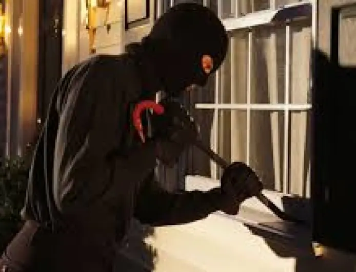 Ranchi Heist: सिविल कोर्ट कर्मी के सूने घर का ताला तोड़कर चोरों ने उड़ाया कैश और जेवर, चतरा में था परिवार
