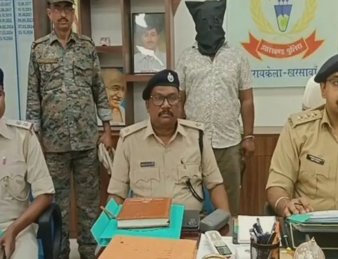 Seraikela Arrest : जेल में बंद रवि लोहार के नाम पर रंगदारी मांगने वाला बंटी गुहा मानगो बस स्टैंड से गिरफ्तार, बैंक मैनेजर समेत कई बिजनेसमैन थे निशाने पर