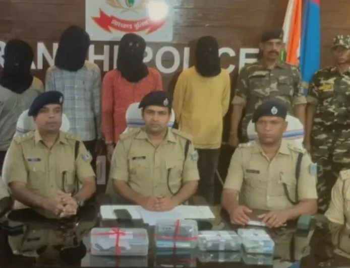 Ranchi Heist: कब्रिस्तान के पास टोटो यात्रियों को बंधक बनाकर लूटा, पुलिस ने खदेड़कर दबोचा शातिर दिलकश गद्दी, लोडेड कट्टा और चाकू बरामद