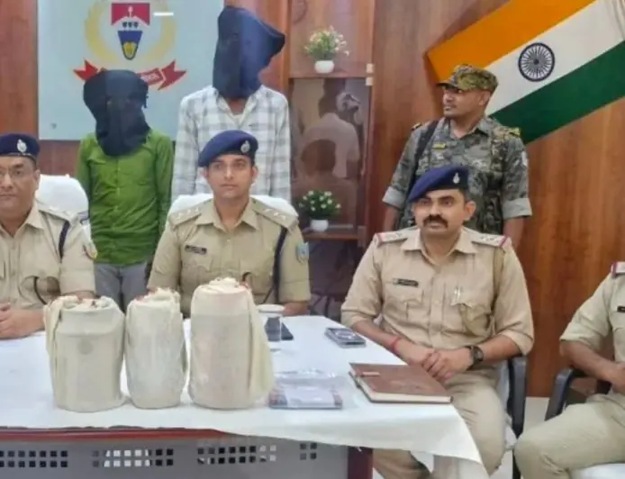 Chatra Raid: सिमरिया में अफीम सिंडिकेट का भंडाफोड़, जीवलाल गंझू और फैजान मलिक गिरफ्तार, बाइक की डिक्की और घर से भारी मात्रा में नशीला पदार्थ जब्त