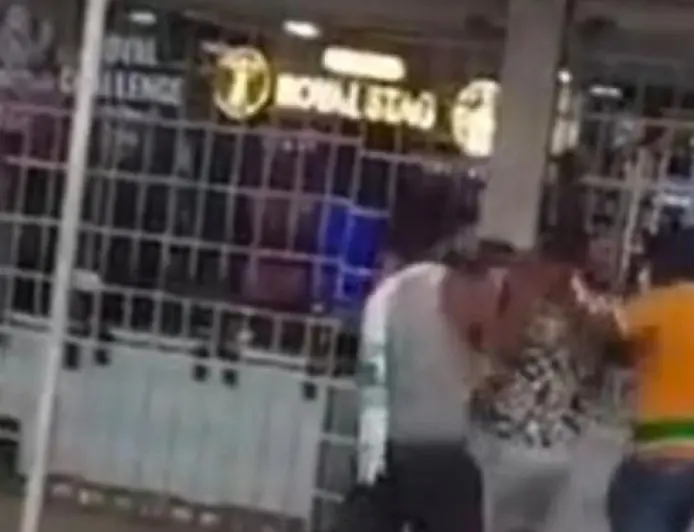 Gamharia Brawls:  वाइन शॉप में खूनी संघर्ष, फ्रिज पटककर तोड़ा और स्टाफ का सिर फोड़ा, उत्पाद विभाग के लचर सिस्टम पर भड़के लोग