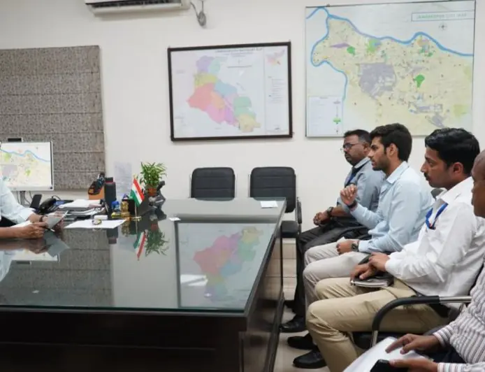 Jamshedpur Hearing : समाहरणालय में नागरिकों का महा-दरबार, उपायुक्त राजीव रंजन ने ऑन द स्पॉट निपटाए राशन-पेंशन और जमीन के पेचीदा मामले