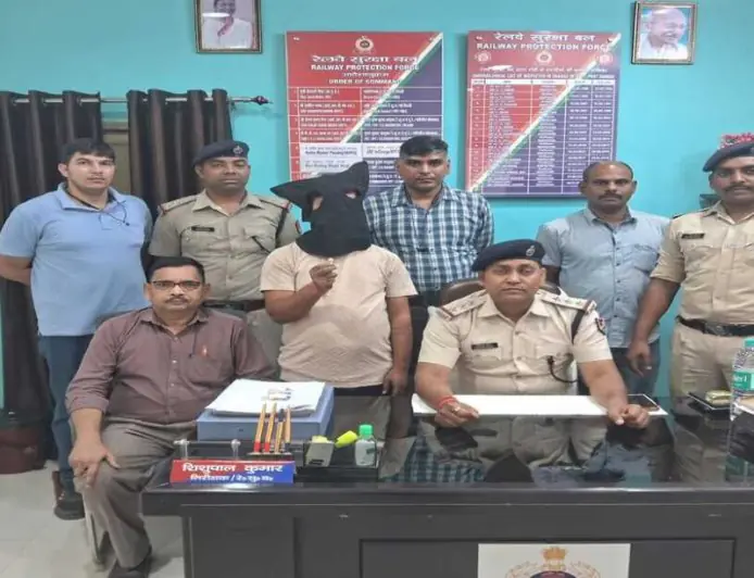 Ranchi Snatching: : स्टेशन पर ट्रेन में मासूम के गले से हनुमान जी का सोने का लॉकेट झपटकर भागने वाला शातिर ऋतिक मिश्रा गिरफ्तार!