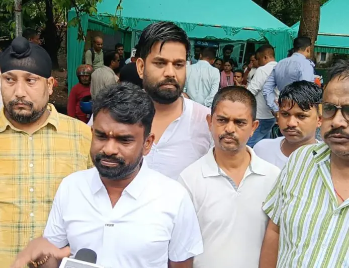Jamshedpur Protest: एसबीआई से अचानक हटाए गए सुरक्षाकर्मियों का डीसी दफ्तर पर महा-धरना, झामुमो-कांग्रेस की एंट्री से बैंक प्रबंधन बैकफुट पर!