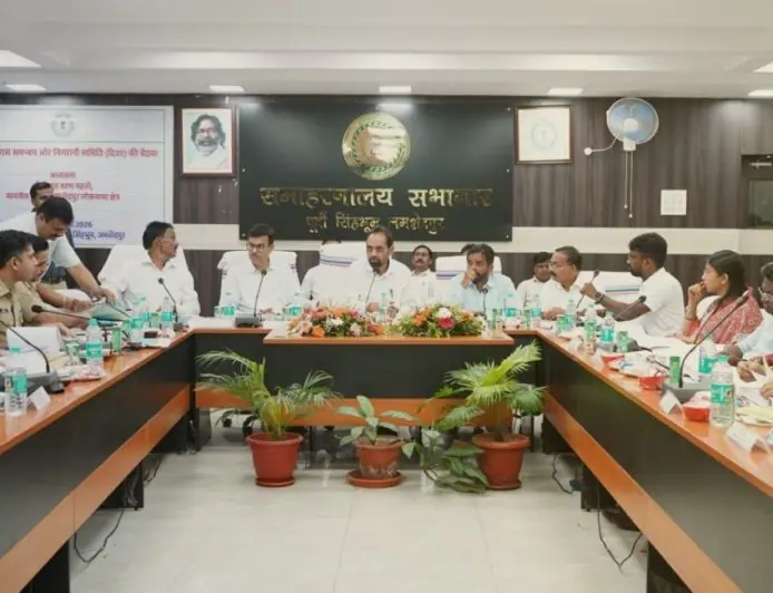 Jamshedpur DC Meeting : समाहारणालय में 'दिशा' की महा-समीक्षा बैठक में गरजे सांसद विद्युत वरण महतो, जर्जर स्कूल भवनों को 7 दिनों में ध्वस्त करने का विधिक अल्टीमेटम!