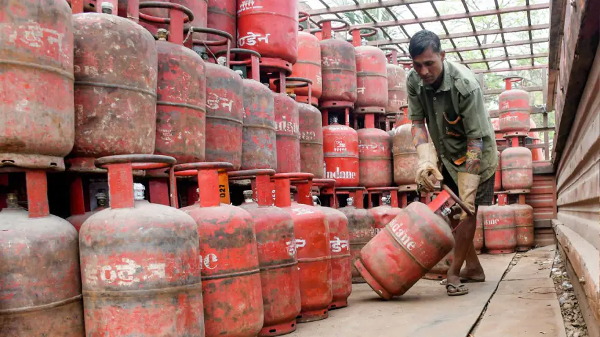 Commercial Cylinder Price Shock: कमर्शियल LPG सिलेंडर महंगा होने से होटल-रेस्टोरेंट महंगे होंगे, 14.2 वाला स्थिर